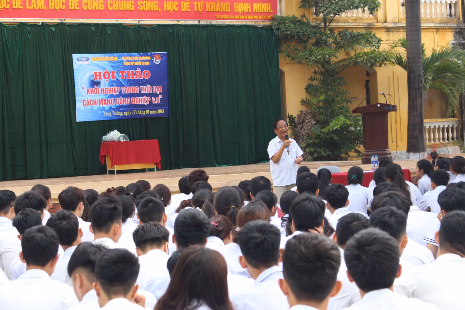 Với diễn giả đặc biệt là Giáo sư, Nhà giáo nhân dân Nguyễn Lân Dũng, học sinh trường Trung học phổ thông Nguyễn Thị Giang đã có những bước nhảy vọt về nhận thức của bản thân trong khởi nghiệp. (Ảnh: Lại Cường)