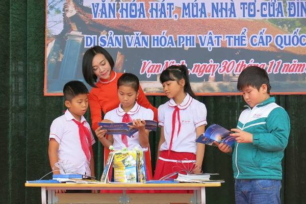 Cô Tổng phụ trách Thu hiền hướng dẫn cho những hướng dẫn viên du lịch nhỏ tuổi trường Tiểu học Vạn Ninh khi tham gia buổi ngoại khóa về văn hóa, lịch sử quê hương Vạn Ninh (ảnh nhân vật cung cấp) Cô Tổng phụ trách Thu hiền hướng dẫn cho những hướng dẫn viên du lịch nhỏ tuổi trường Tiểu học Vạn Ninh khi tham gia buổi ngoại khóa về văn hóa, lịch sử quê hương Vạn Ninh (ảnh nhân vật cung cấp)