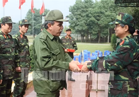 Trao thưởng cho các thành viên của Đội thi số 5, đạt giải nhất