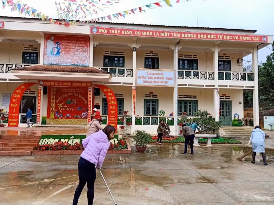 Học sinh được nghỉ học nhưng thầy cô vẫn đến trường dọn dẹp, vệ sinh trường lớp (Ảnh:Hoàng Hằng)