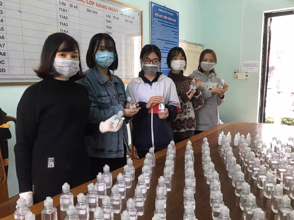Cô giáo Trần Minh Hậu và nhóm học sinh trường Trung học Phổ thông số 1 Lào Cai trong chiến dịch pha chế nước rửa tay diệt khuẩn (Ảnh:Hoàng Hằng)