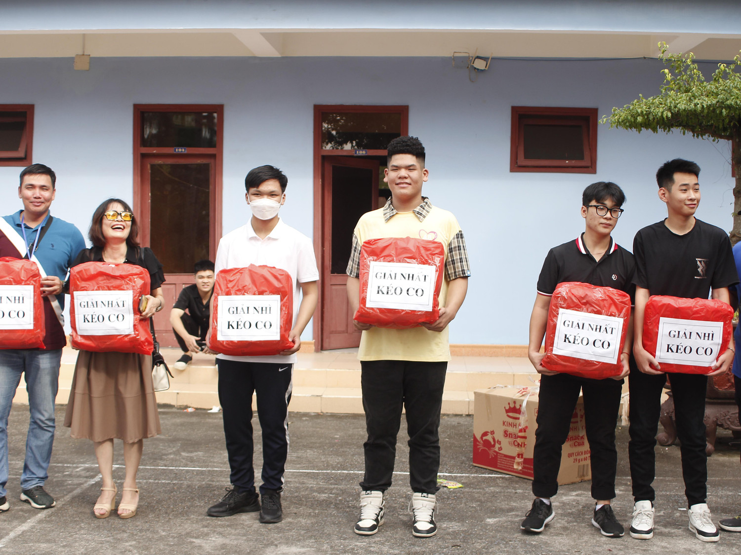 Trao giải phần thi kéo co. Ảnh: Trần Lý