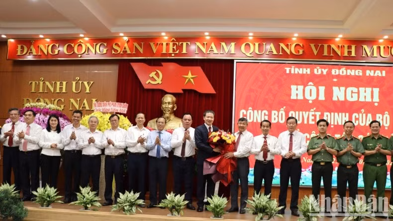 Các đồng chí lãnh đạo tỉnh Đồng Nai chúc mừng đồng chí Vũ Hồng Văn.