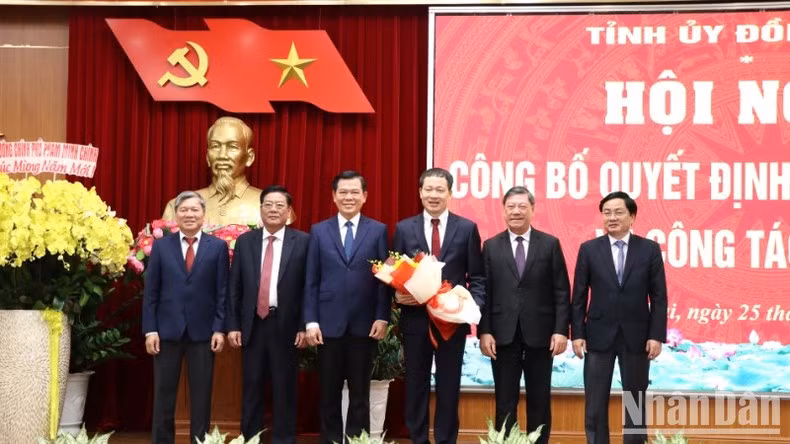 Các đồng chí lãnh đạo Ủy ban Kiểm tra Trung ương chúc mừng đồng chí Vũ Hồng Văn.