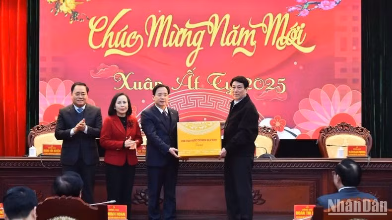 Chủ tịch nước chúc Tết, tặng quà tỉnh Lạng Sơn. (Ảnh: Thủy Nguyên)