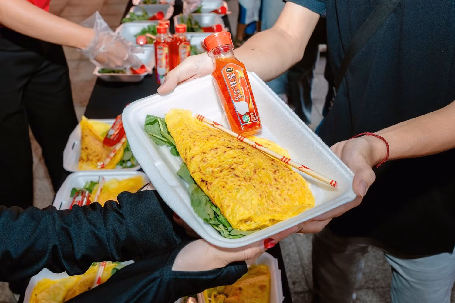 Hàng trăm nghìn bà con tới lễ hội và thưởng thức món ngon đặc sắc.
