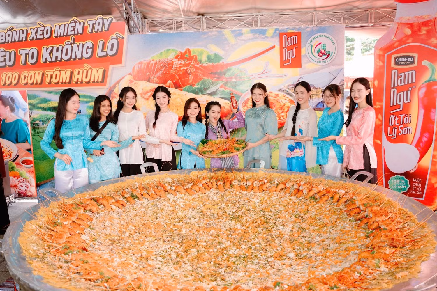 Bà con được thưởng thức bánh xèo giòn rụm cùng Nam Ngư Ớt Tỏi Lý Sơn tại lễ hội.