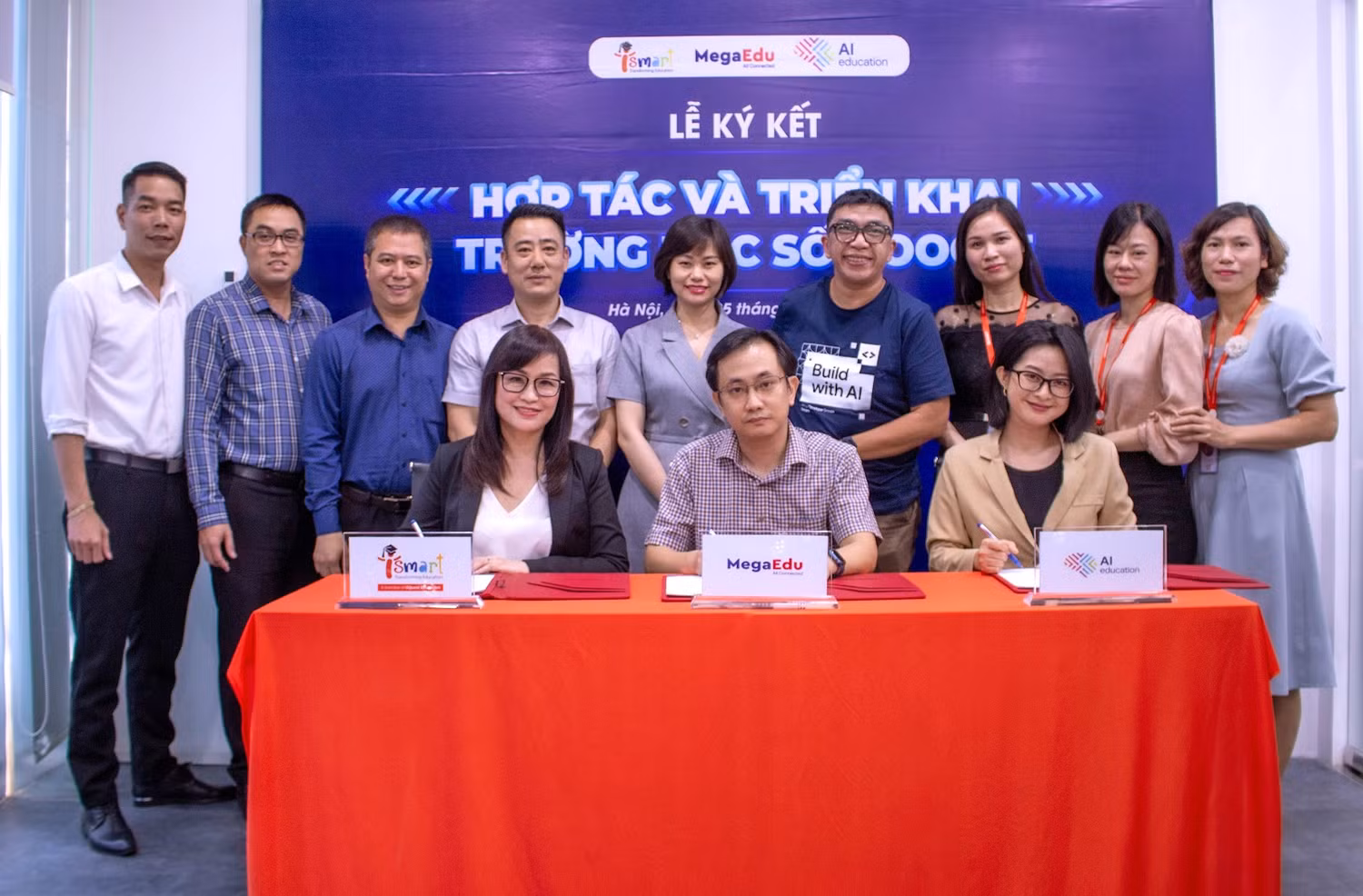 Các đại biểu tham dự lễ ký kết giữa MegaEdu, iSMART Education và AI Education diễn ra tại Hà Nội.