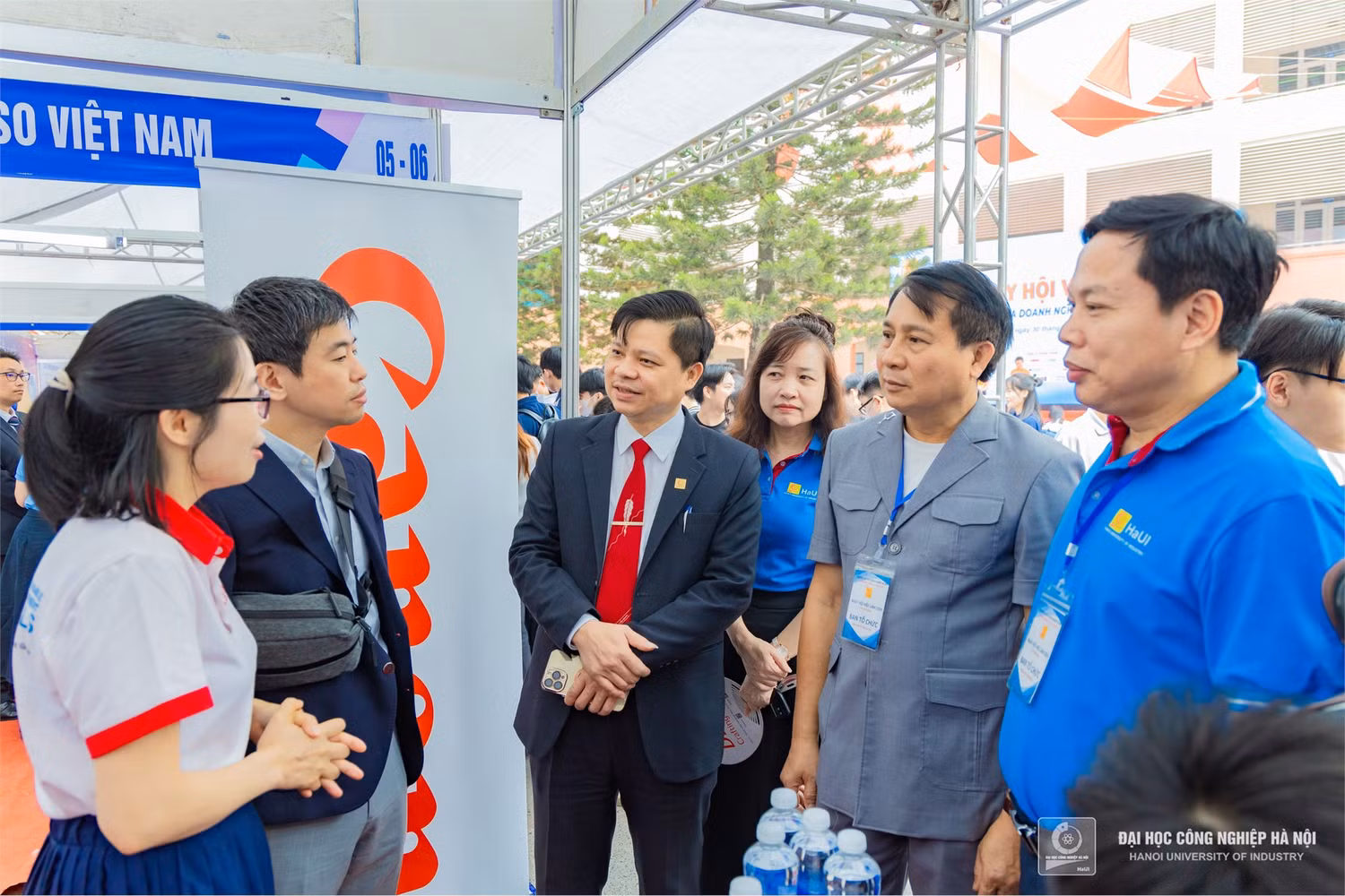 Phó Giáo sư, Tiến sĩ Lê Hồng Quân – Bí thư Đảng ủy, Chủ tịch Hội đồng Trường và Phó Giáo sư, Tiến sĩ Phạm Văn Đông – Phó Hiệu trưởng Trường Đại học Công nghiệp Hà Nội tham quan các gian hàng.