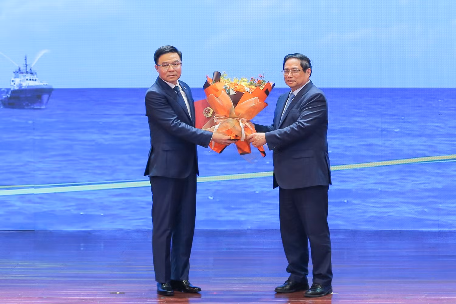 Thủ tướng Chính phủ Phạm Minh Chính trao quyết định cho Chủ tịch Hội đồng thành viên Tập đoàn Dầu khí Việt Nam.