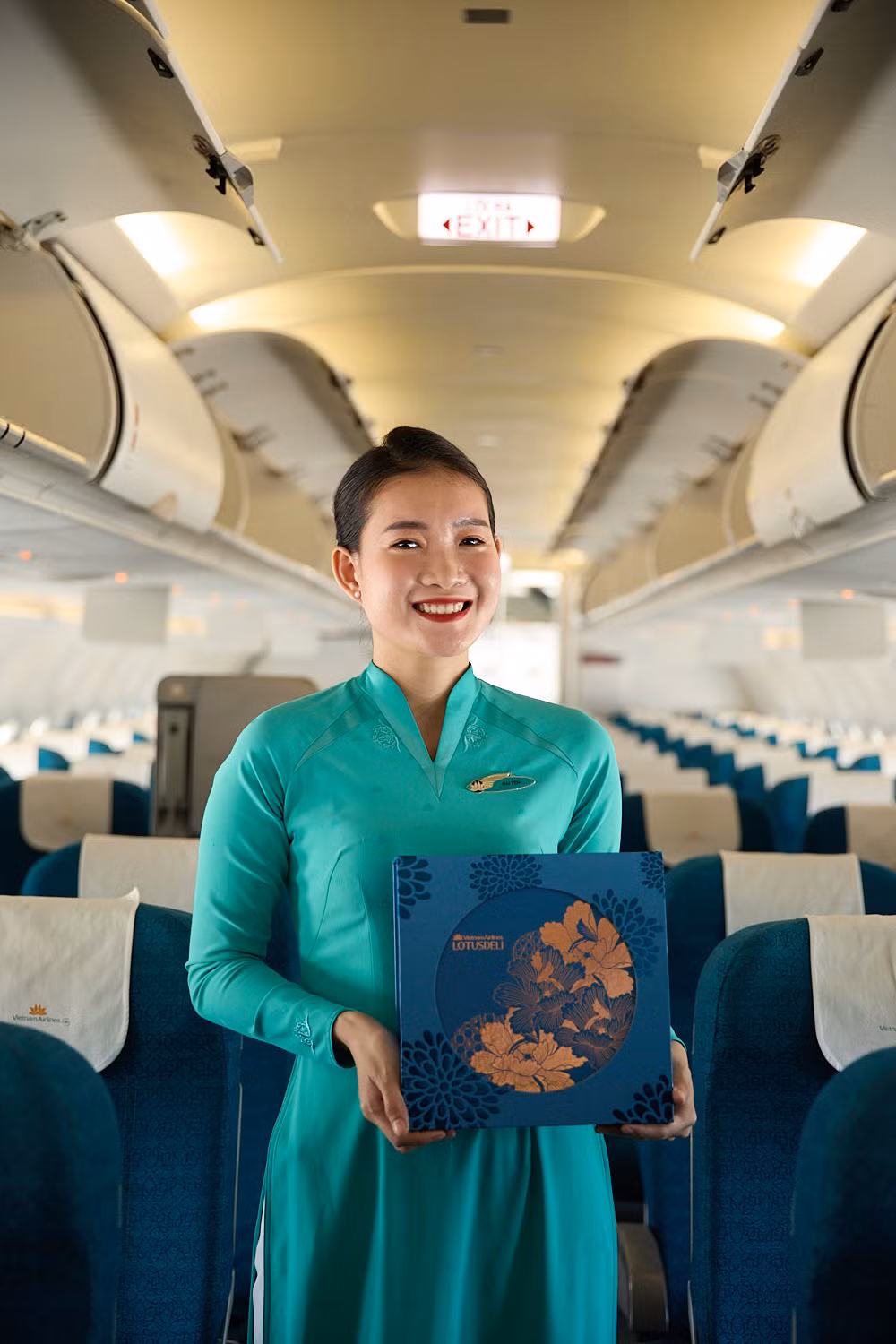 5. Khách hàng có thể đặt mua các hộp bánh trung thu của Vietnam Airlines thông qua các kênh bán chính thức của hãng.jpg