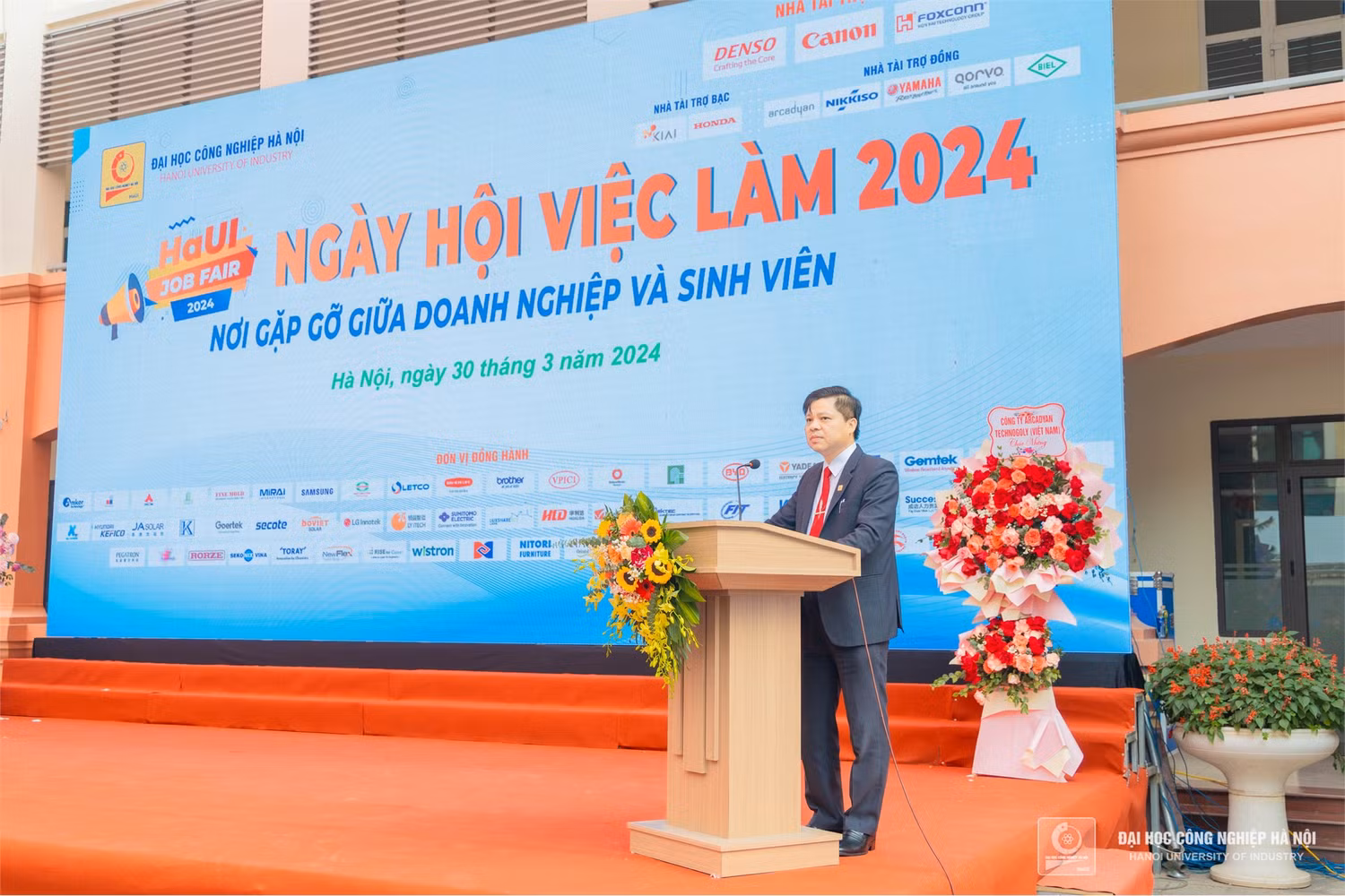 Phó Giáo sư, Tiến sĩ Phạm Văn Đông – Phó Hiệu trưởng Trường Đại học Công nghiệp Hà Nội phát biểu tại Ngày hội việc làm 2024.