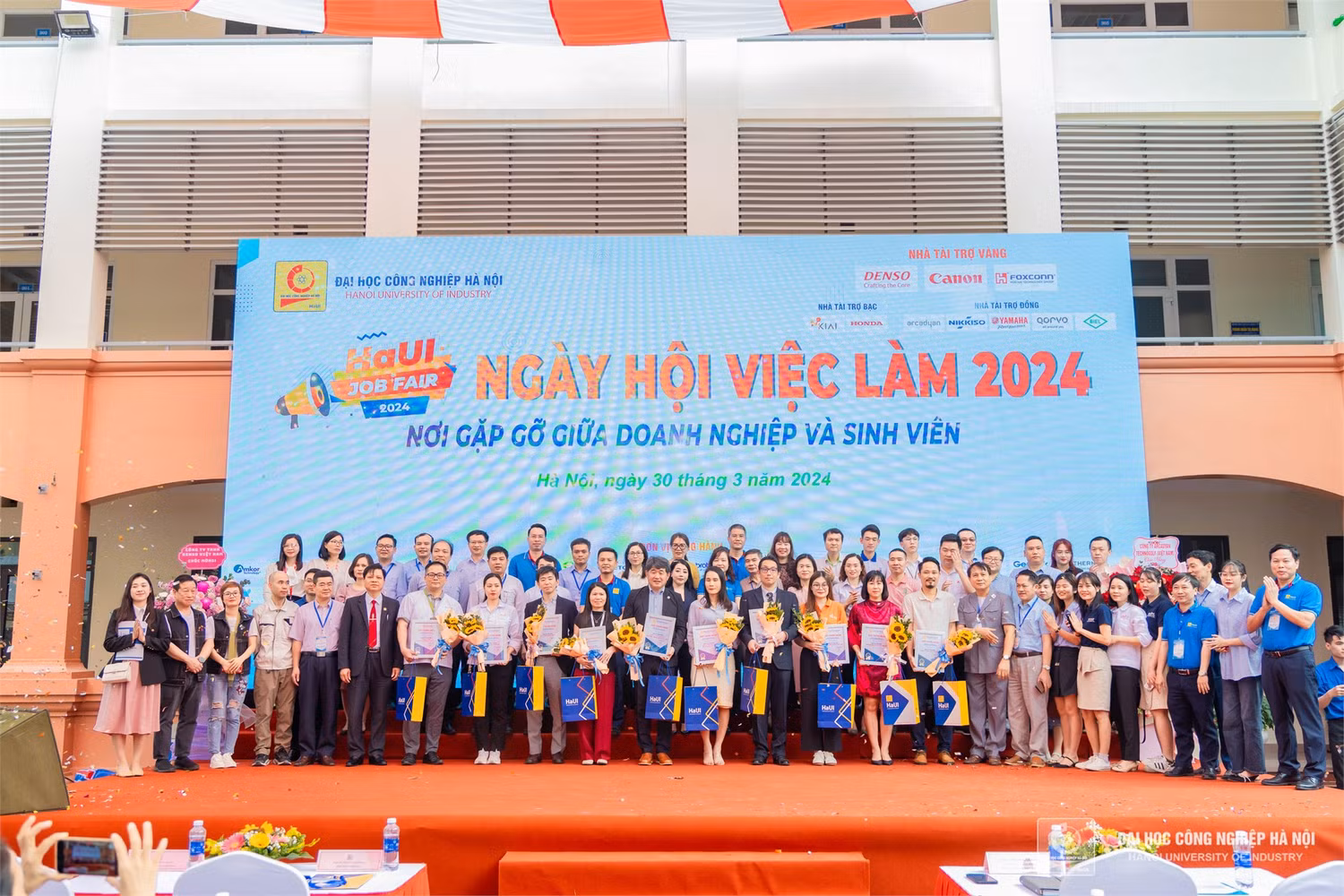 Liên minh chiến lược giữa nhà trường và doanh nghiệp không chỉ mang lại lợi ích cho trường mà cho cả lợi ích của doanh nghiệp và người học. Hy vọng hợp tác giữa Nhà trường và Doanh nghiệp sẽ tiếp tục là chìa khóa vàng mở cánh cửa hội nhập để các bạn sinh viên tự tin vững bước trên chặng đường mới, tiếp tục viết tiếp những những ước mơ của mình cao hơn xa hơn nữa!