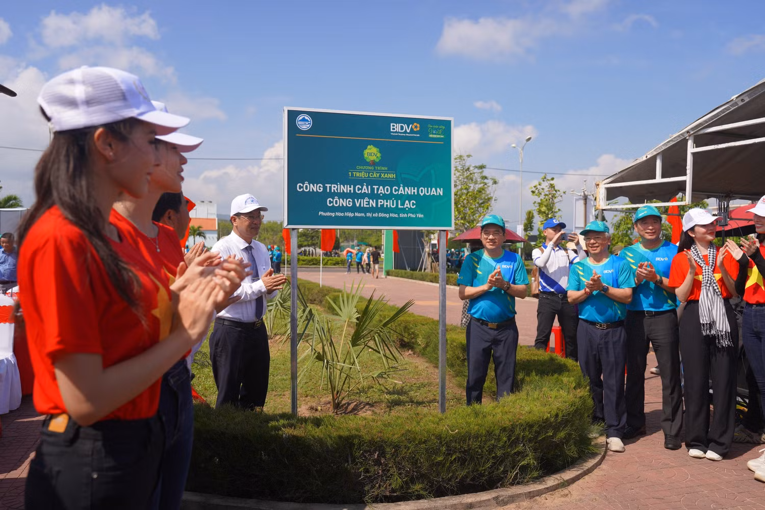 5- Đại biểu mở biển công trình cây xanh.jpg