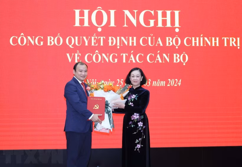 Đồng chí Trương Thị Mai, Ủy viên Bộ Chính trị, Thường trực Ban Bí thư, Trưởng Ban Tổ chức Trung ương trao Quyết định của Bộ Chính trị cho đồng chí Lê Hải Bình. (Ảnh: Phương Hoa/TTXVN)