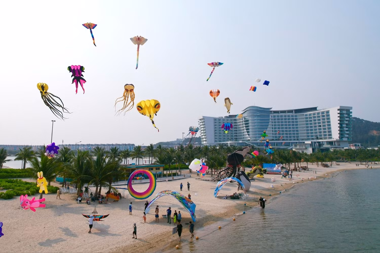 Bãi biển Vụng Hương được đầu tư chuyên nghiệp đã mở cửa miễn phí phục vụ du khách tới Đồ Sơn. Ảnh: Khu du lịch Quốc tế Đồi Rồng