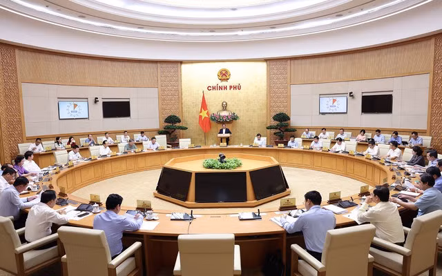 Thủ tướng yêu cầu các bộ ngành, địa phương, cơ quan cần phối hợp với các cơ quan liên quan chuẩn bị phục vụ thật tốt Hội nghị Trung ương, kỳ họp Quốc hội sắp tới và chỉ rõ 15 nhóm nhiệm vụ, giải pháp chủ yếu trong thời gian tới. Ảnh: VGP/Nhật Bắc