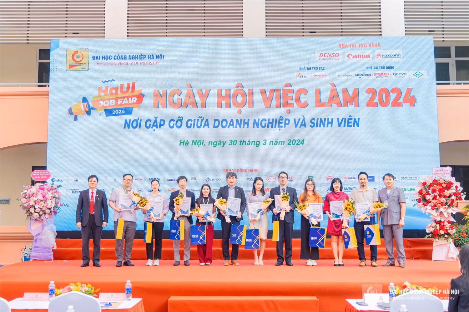 Phó Giáo sư, Tiến sĩ Lê Hồng Quân – Bí thư Đảng ủy, Chủ tịch Hội đồng Trường và Phó Giáo sư, Tiến sĩ Phạm Văn Đông – Phó Hiệu trưởng Trường Đại học Công nghiệp Hà Nội trao chứng nhận cho đại diện các nhà tài trợ.