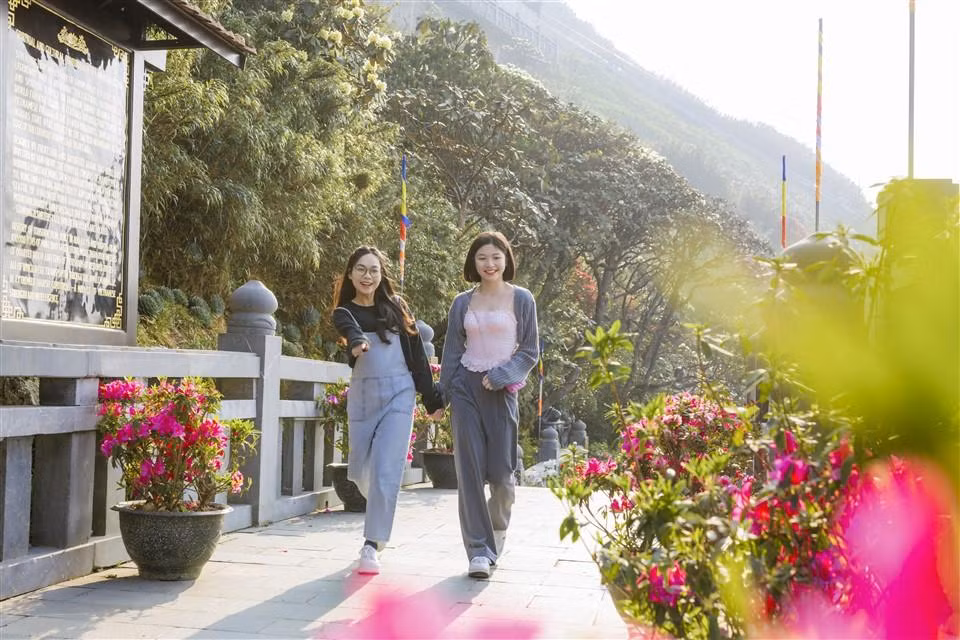 Con đường trải dài 60m, được thiết kế và xây dựng uốn theo những thế cây, đảm bảo giữ nguyên trạng khu vực có những gốc Đỗ quyên quý hiếm. Đây là nơi sở hữu nhiều cây Đỗ quyên cổ thụ đẹp bậc nhất Sa Pa và cũng là điểm ngắm hoa lý tưởng giúp du khách có thể chiêm ngưỡng và check in với những bông hoa Đỗ quyên ở cự ly gần nhất.