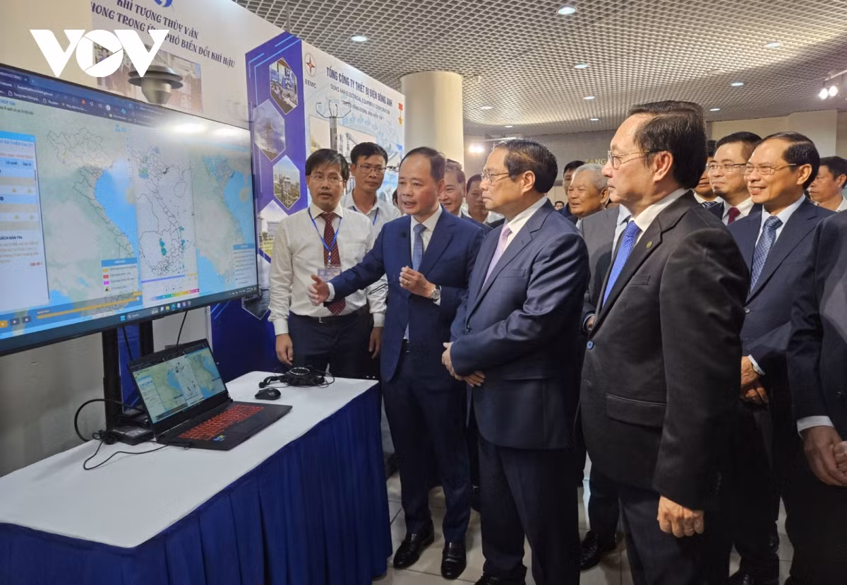 Trước khi vào sự kiện, Thủ tướng Phạm Minh Chính tham quan triển lãm Con đường 65 năm đổi mới; sách khoa học, công nghệ và đổi mới sáng tạo; 10 năm Giải thưởng Tạ Quang Bửu; gian hàng thành tựu khoa học, công nghệ và đổi mới sáng tạo.