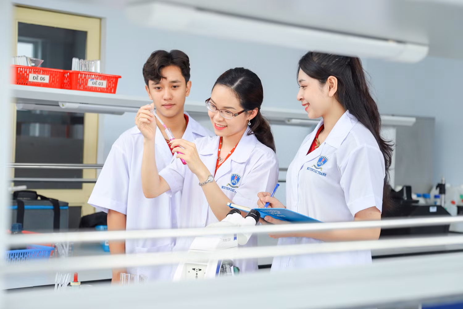 Thế mạnh vượt trội của NTTU chính là đội ngũ giảng viên tâm huyết, giàu kinh nghiệm thực tế, có học hàm học vị cao, những giáo sư đầu ngành trong giảng dạy và nghiên cứu khoa học.jpg