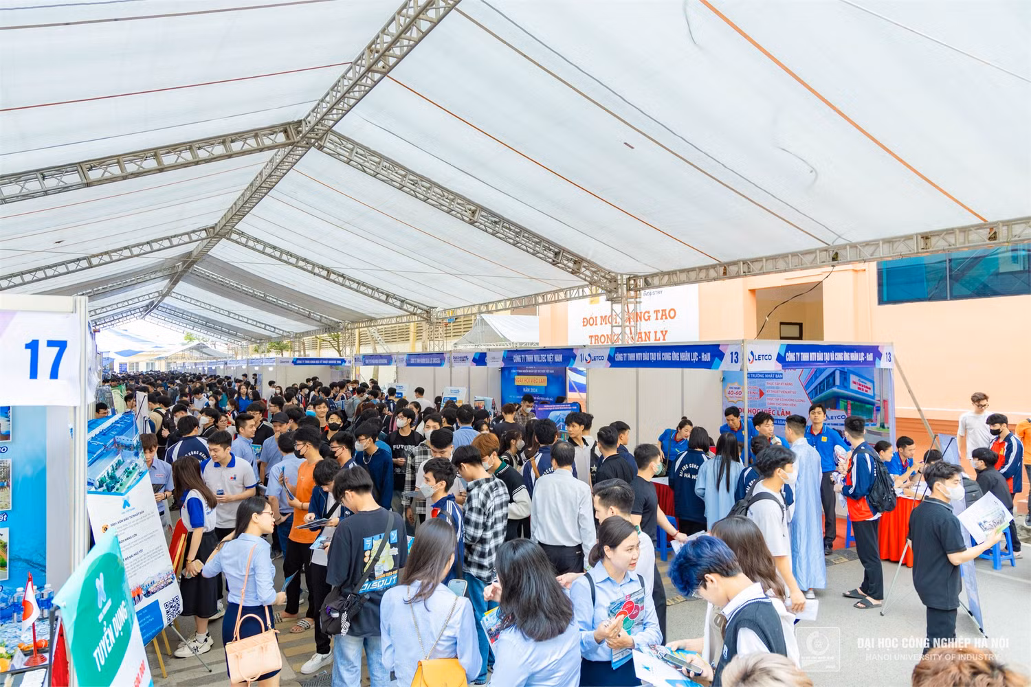Ngày hội việc làm Trường Đại học Công nghiệp Hà Nội 2024 thu hút sự tham gia đông đảo của các bạn sinh viên.