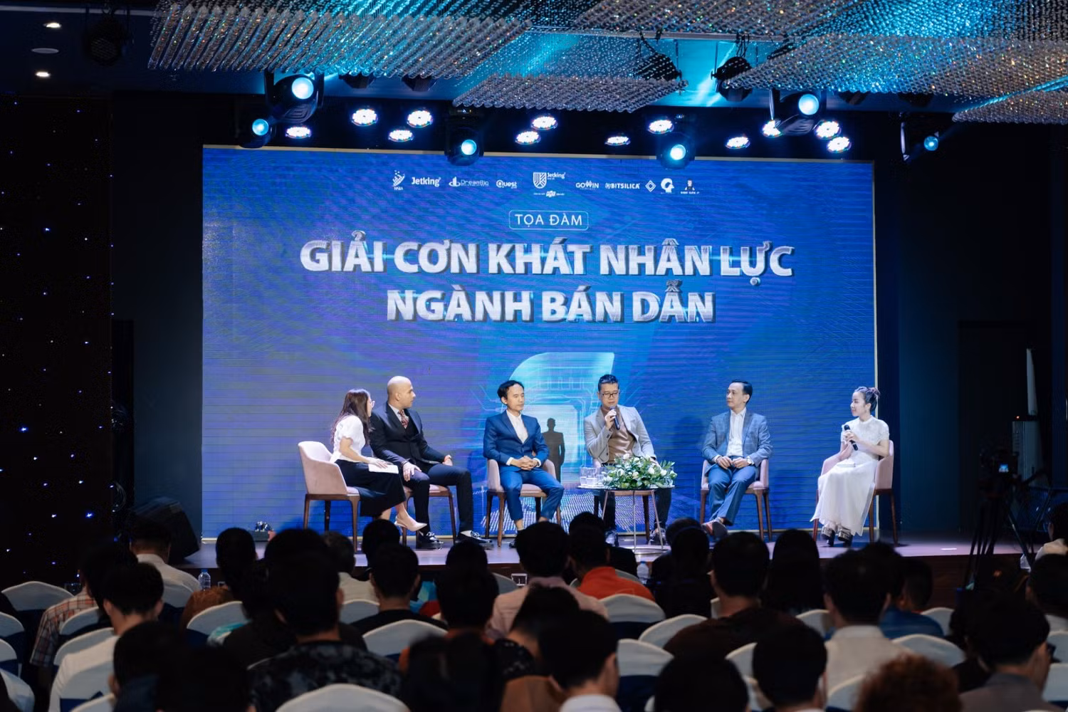 Tọa đàm “Giải cơn khát nhân lực ngành bán dẫn” quy tụ nhiều diễn giả có ảnh hưởng trong ngành.