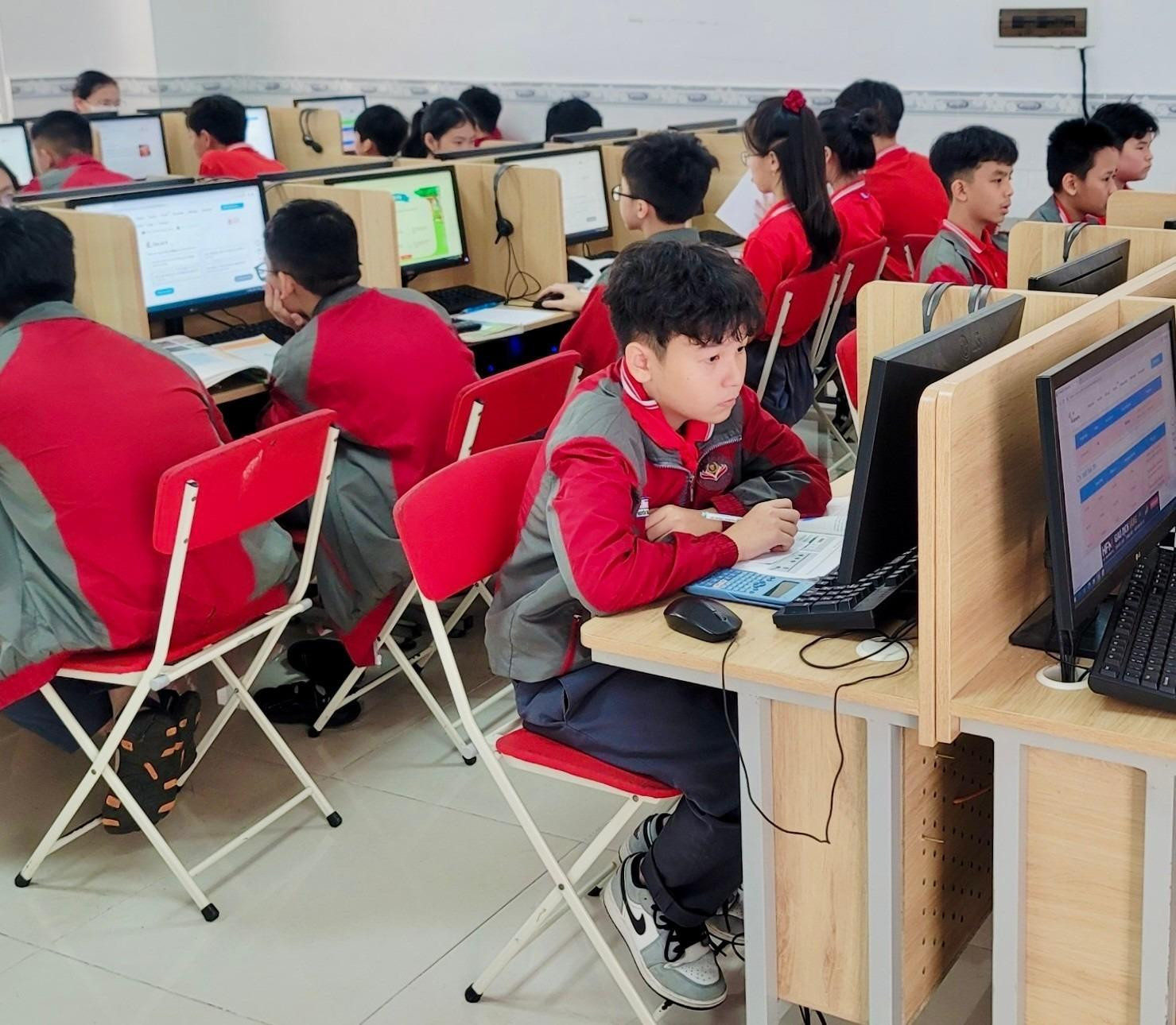 Ảnh minh họa: Hội đồng thi Violympic cấp Tỉnh tại điểm thi Trường Tiểu học, Trung học cơ sở và Trung học phổ thông Victory (Thành phố Buôn Ma Thuột, Đắk Lắk).