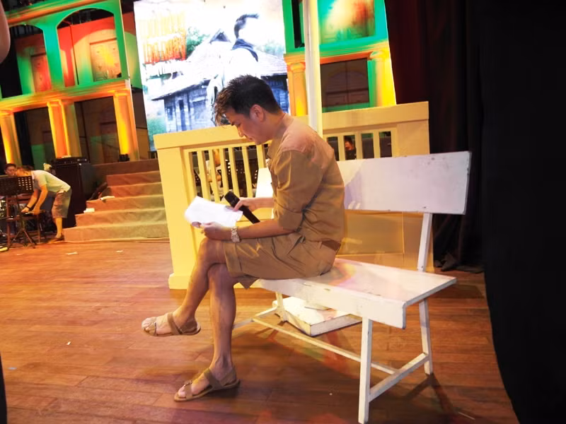 Hình ảnh đời thường của Đàm Vĩnh Hưng chiều 21/4, khi anh đang chuẩn bị cho liveshow Tuổi hồng thơ ngây tại nhà hát TP.HCM.