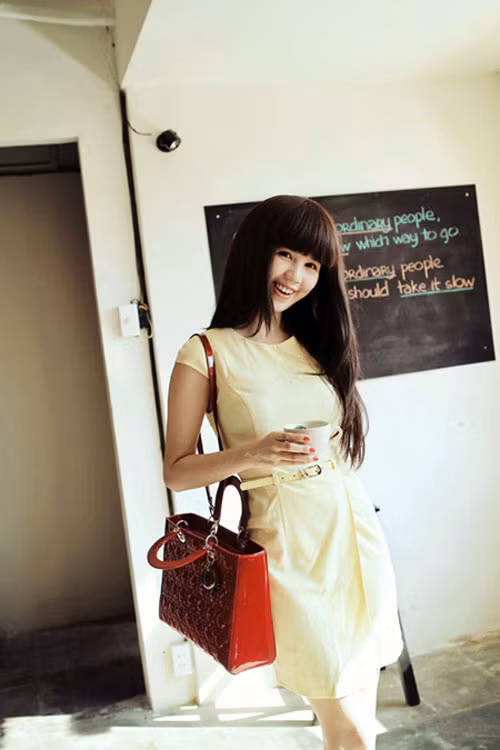 Trong bộ ảnh mới, Ngọc Trinh đẹp như thiên thần và khoe những chiếc túi hiệu Dior trị giá không dưới 80 triệu đồng.