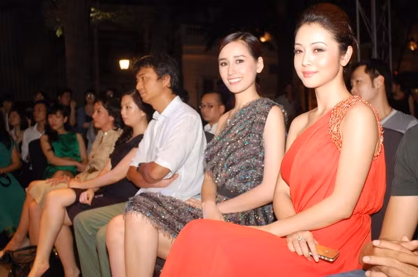 Trong khi đó, Mai Phương Thúy ngồi kế bên trông gầy đi trông thấy so với hình ảnh đầy đặn cách đây ít lâu.