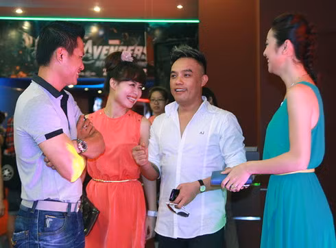 Vừa công khai ảnh chụp cùng người yêu trên Facebook vài ngày trước, Hoa hậu châu Á tại Mỹ 2006 đã dẫn anh chàng đi xem phim tại Hà Nội tối 26/4. Jennifer và người yêu rất thân với vợ chồng ca sĩ Tô Minh Thắng. Vừa công khai ảnh chụp cùng người yêu trên Facebook vài ngày trước, Hoa hậu châu Á tại Mỹ 2006 đã dẫn anh chàng đi xem phim tại Hà Nội tối 26/4. Jennifer và người yêu rất thân với vợ chồng ca sĩ Tô Minh Thắng.