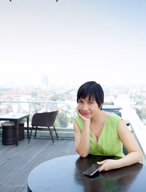 Diva Mỹ Linh chia sẻ về chuyện họa sỹ Thành Chương bất ngờ tiết lộ chuyện chị ăn cơm trước kẻng trong liveshow Và em sẽ hát: Nói thật, nếu biết trước kịch bản thì có lẽ, tôi cũng sẽ không ngăn cản anh Chương nói đến những chuyện tế nhị như việc 'ăn cơm trước kẻng' mà bạn nói. Có điều, quan trọng hơn là cách đề cập thế nào cho duyên dáng, hóm hỉnh. Chứ thực ra, đó cũng không phải chuyện gì quá bí mật cả, bởi vì cái này thuộc về quan điểm. Đại thi hào Nguyễn Du từng nói chữ Trinh kia cũng có ba bảy đường đấy thôi!