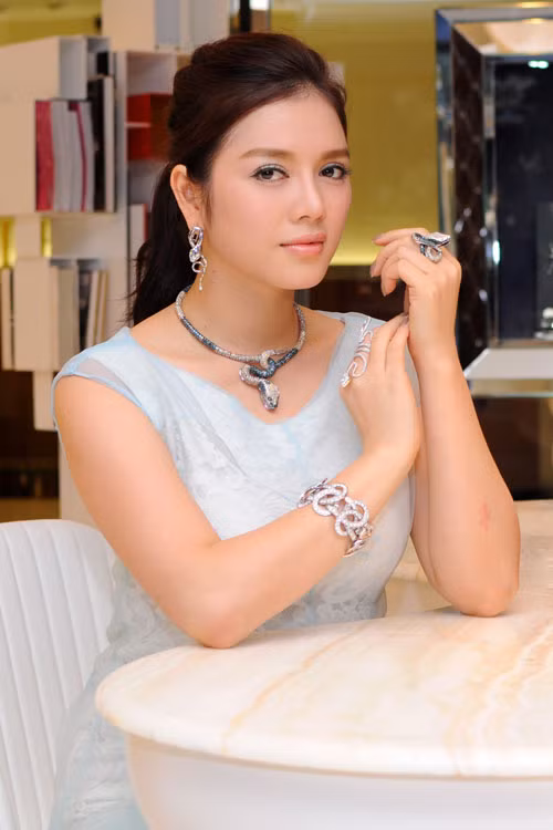 Lý Nhã Kỳ trang điểm nhẹ nhàng nhưng vẫn rất cuốn hút. Cô được khen trẻ trung hơn khi lên hình. Nữ diễn viên cũng rất cởi mở, trò chuyện với mọi người, khác với vẻ khó gần như thường thấy. Bộ trang sức kim cương hình con rắn của cô thu hút mọi ánh nhìn. Lý Nhã Kỳ trang điểm nhẹ nhàng nhưng vẫn rất cuốn hút. Cô được khen trẻ trung hơn khi lên hình. Nữ diễn viên cũng rất cởi mở, trò chuyện với mọi người, khác với vẻ khó gần như thường thấy. Bộ trang sức kim cương hình con rắn của cô thu hút mọi ánh nhìn.