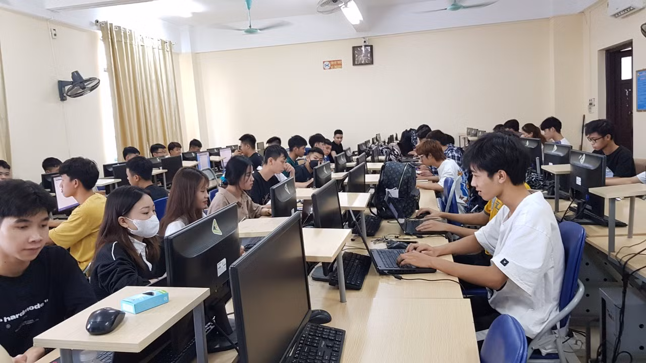 Sinh viên Khoa Công nghệ thông tin - Trường Cao đẳng Kinh tế Công nghiệp Hà Nội trong giờ học (Nguồn: Website nhà trường). Sinh viên Khoa Công nghệ thông tin - Trường Cao đẳng Kinh tế Công nghiệp Hà Nội trong giờ học (Nguồn: Website nhà trường).