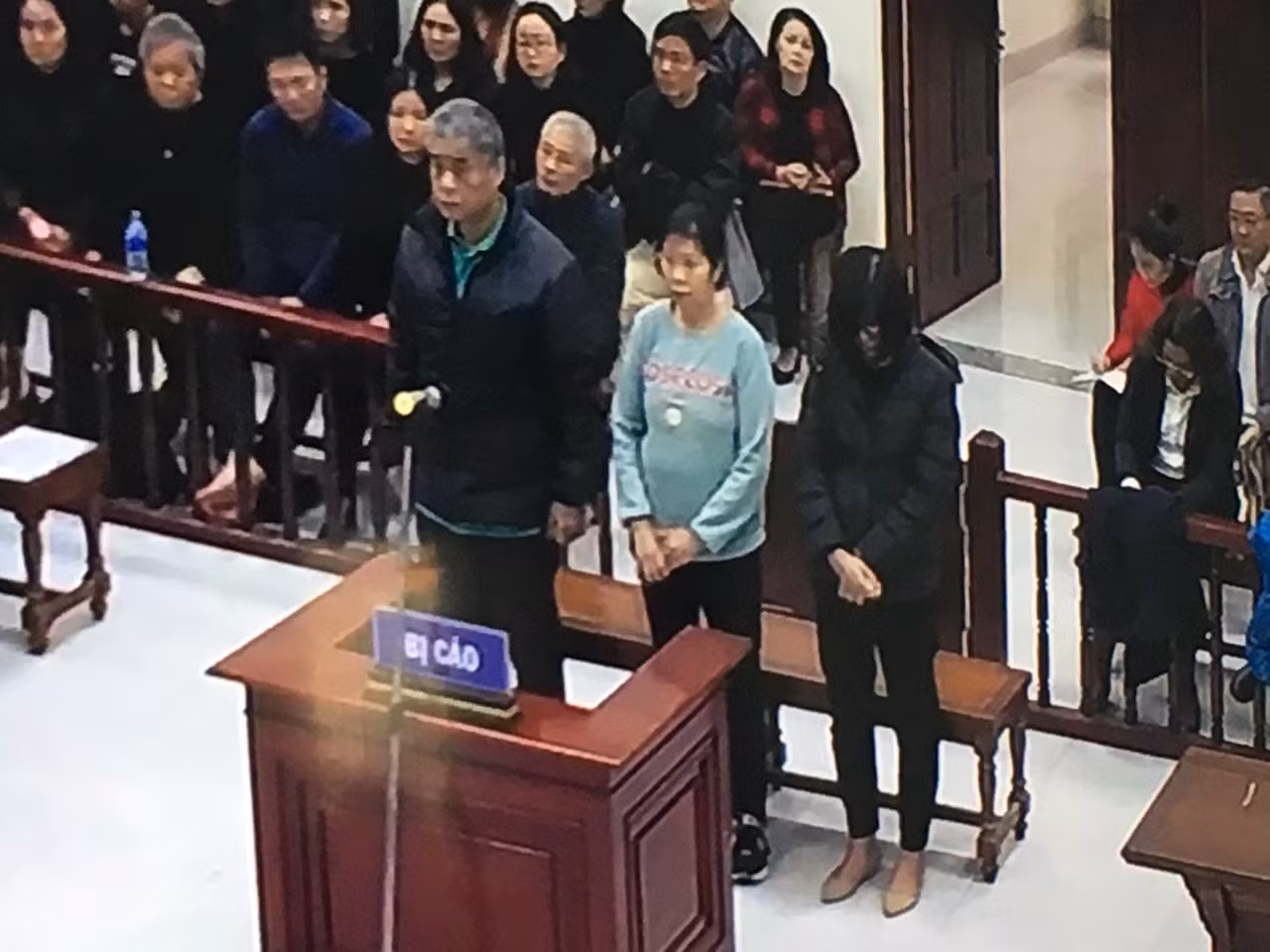 Ba bị cáo hầu tòa tại phiên xét xử sơ thẩm diễn ra ngày 14 và 15/1/2020 tại Tòa án nhân dân quận Cầu Giấy, Hà Nội. Bị cáo Quy nhận mức cao nhất 24 tháng tù. Ảnh: Vũ Phương chụp màn hình. Ba bị cáo hầu tòa tại phiên xét xử sơ thẩm diễn ra ngày 14 và 15/1/2020 tại Tòa án nhân dân quận Cầu Giấy, Hà Nội. Bị cáo Quy nhận mức cao nhất 24 tháng tù. Ảnh: Vũ Phương chụp màn hình.