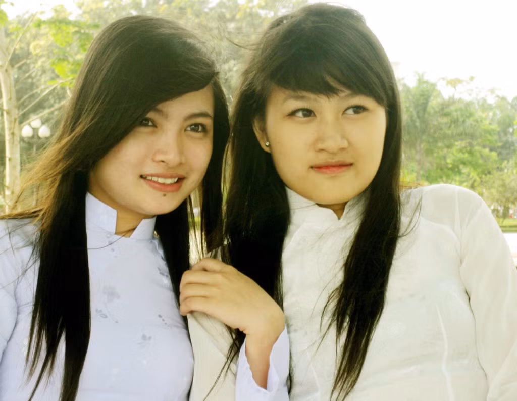 Khánh Ngân là một ngườ tỉ mỉ trong công việc, dễ gần, hay cười.