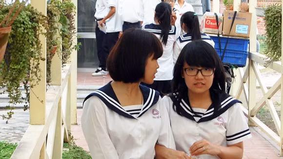 Học sinh vui vẻ gặp lại bạn bè sau Tết. Ảnh: ANTĐ