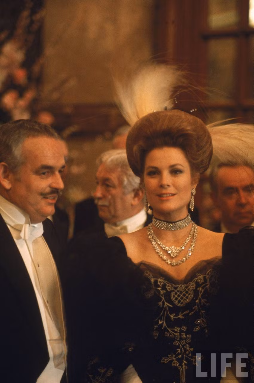 Năm 1982, Grace Kelly ra đi bất ngờ ở tuổi 52 sau một vụ tai nạn nhiều nghi vấn, để lại không ít những khúc mắc về cuộc đời bà.