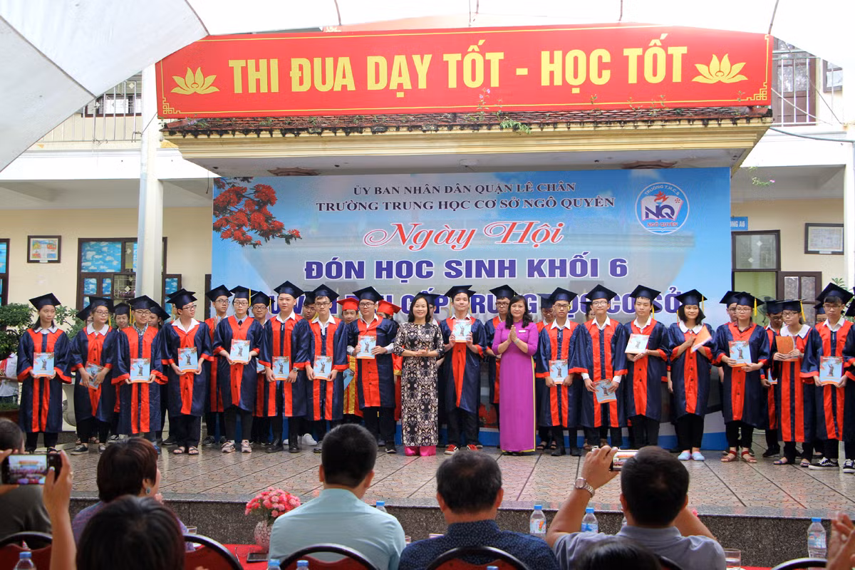 Nhân dịp này, Trường Trung học cơ sở Ngô Quyền khen thưởng các em học sinh khối 9 thi đỗ cao vào lớp 10 (Ảnh: Lã Tiến) Nhân dịp này, Trường Trung học cơ sở Ngô Quyền khen thưởng các em học sinh khối 9 thi đỗ cao vào lớp 10 (Ảnh: Lã Tiến)