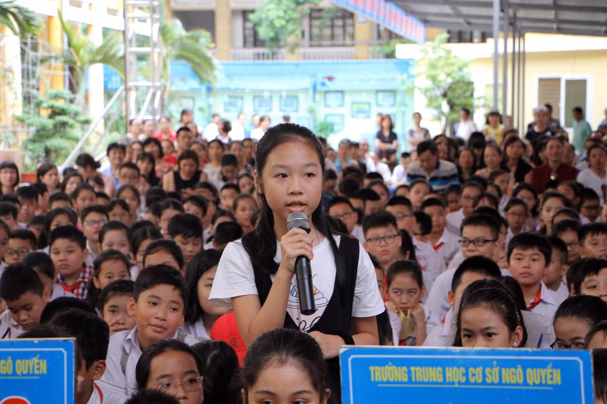 Nhiều học sinh khối 6 đặt câu hỏi tới các anh chị lớp trên để chia sẻ kinh nghiệm học tập tốt (Ảnh: Lã Tiến) Nhiều học sinh khối 6 đặt câu hỏi tới các anh chị lớp trên để chia sẻ kinh nghiệm học tập tốt (Ảnh: Lã Tiến)