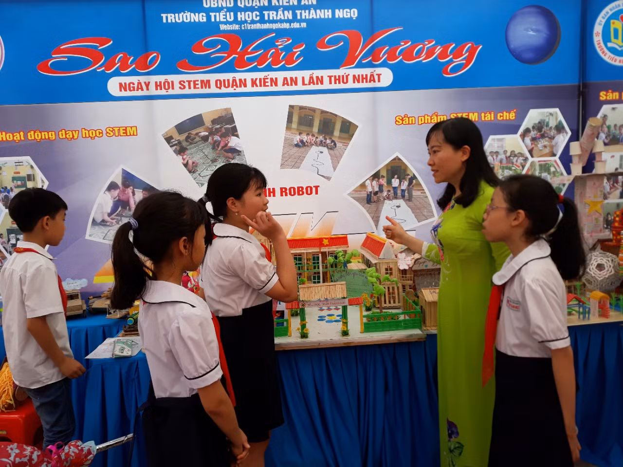 Cô giáo Bùi Thị Phi Nga cùng học sinh Trường Tiểu học Trần Thành Ngọ trong ngày hội STEM quận Kiến An (Ảnh: Lã Tiến)