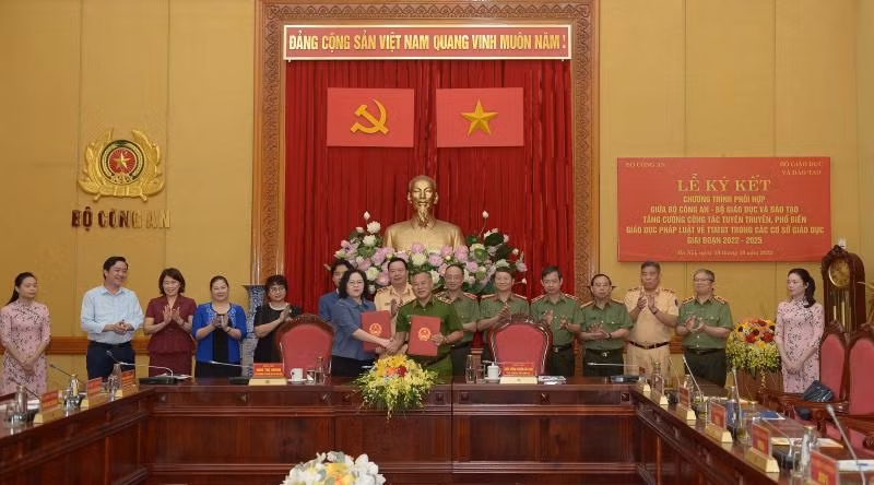 Thứ trưởng Ngô Thị Minh và Thứ trưởng Nguyễn Văn Long ký chương trình phối hợp. Nguồn: Báo Công an nhân dân Thứ trưởng Ngô Thị Minh và Thứ trưởng Nguyễn Văn Long ký chương trình phối hợp. Nguồn: Báo Công an nhân dân