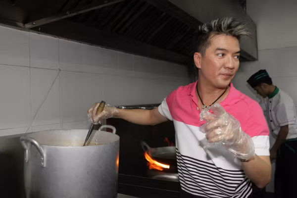 Món Đàm Vĩnh Hưng đang thể hiện là lẩu cá