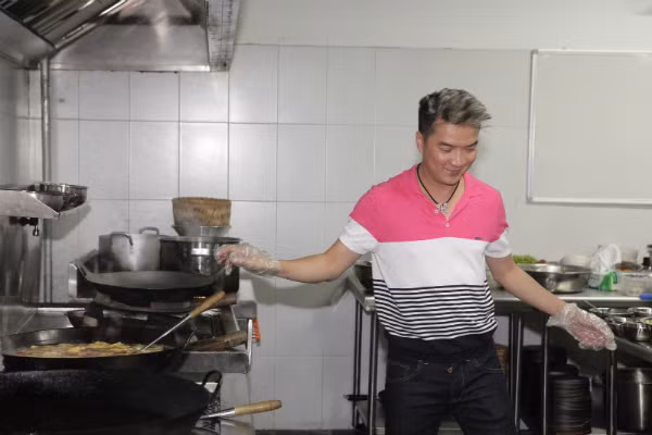 Dù khá vất vả, mồ hôi chảy đầm đìa nhưng Đàm Vĩnh Hưng rất vui vẻ, anh liên tục cười đùa và trao đổi công thức nấu ăn với mọi người
