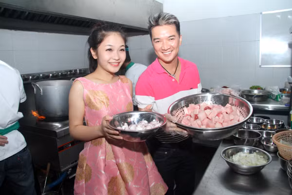 Hôm qua (4/8), Đàm Vĩnh Hưng đã bay ra Hà Nội để trổ tài nấu nướng tại một nhà hàng do bạn thân anh làm chủ. Cô học trò Ngọc Trâm cũng theo ra phụ giúp thầy Hưng.