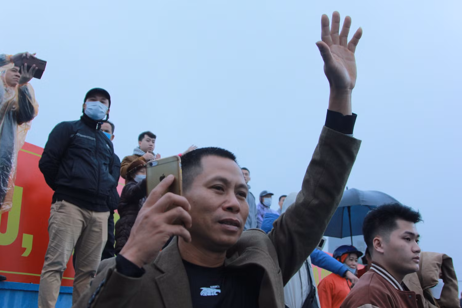 Ông Ngô Anh Tuấn (50 tuổi) phụ huynh của tân binh Ngô Anh Quân (24 tuổi) cho hay, đến đời Quân là ba thế hệ trong gia đình ông phục vụ trong lực lượng vũ trang. “Bố tôi tức ông nội của Quân là cán bộ quân đội đã nghỉ hưu, còn tôi hiện đang công tác và đến thế hệ con tôi là lính tân binh ngày hôm nay”, ông Tuấn chia sẻ. Chia sẻ về cậu con trai, ông Tuấn cho biết, Ngô Anh Quân đã học xong cao đẳng du lịch, chuyên ngành nấu ăn và đã đi làm quản lý bếp tại một chuỗi nhà hàng với mức lương khoảng 10 triệu đồng. “Khi có lệnh gọi nhập ngũ, cháu đã xung phong lên đường nhập ngũ và đóng quân tại Bộ Tư lệnh Thủ đô Hà Nội. Gia đình có quan điểm là có lệnh gọi nhập ngũ là con phải chấp hành nghĩa vụ”, ông Tuấn chia sẻ. Ông Tuấn chia sẻ thêm, con trai đã có người yêu nhưng chưa có dự định lập gia đình. Ông mong muốn con trải qua môi trường quân đội sẽ có bản lĩnh vững vàng hơn nữa, trên con đường đời sau này khi ra quân. (Ảnh: Mạnh Đoàn)