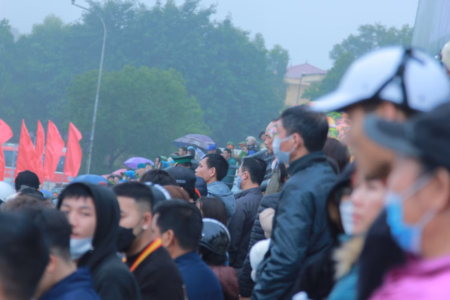Sáng 6/2 dưới thời tiết mưa phùn, sương mù, nhiều gia đình, người thân, bạn bè đã đến tiễn các tân binh trong ngành công an và quân đội lên đường nhập ngũ tại Nhà văn hóa huyện Thanh Trì (Hà Nội). (Ảnh: Mạnh Đoàn)