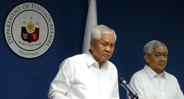 Ngoại trưởng Philippines và Luật sư trưởng Francis Jardeleza trong buổi họp báo.