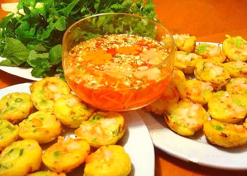 Khuôn bánh đặt trên bếp thật nóng, dùng mỡ (hoặc dầu) thoa khắp các khuôn cho thấm. Múc bột đổ vào khoảng phân nửa hoặc 2/3 lỗ khuôn, lần lượt rưới nước cốt dừa đều khắp bề mặt bánh, nêm thịt, tôm và hành lá lên mỗi chiếc bánh, đợi bánh vàng đều, tróc ra, dậy lên mùi thơm của bột và dừa thì dùng muỗng múc từng cái xếp ra dĩa. Khuôn bánh đặt trên bếp thật nóng, dùng mỡ (hoặc dầu) thoa khắp các khuôn cho thấm. Múc bột đổ vào khoảng phân nửa hoặc 2/3 lỗ khuôn, lần lượt rưới nước cốt dừa đều khắp bề mặt bánh, nêm thịt, tôm và hành lá lên mỗi chiếc bánh, đợi bánh vàng đều, tróc ra, dậy lên mùi thơm của bột và dừa thì dùng muỗng múc từng cái xếp ra dĩa.